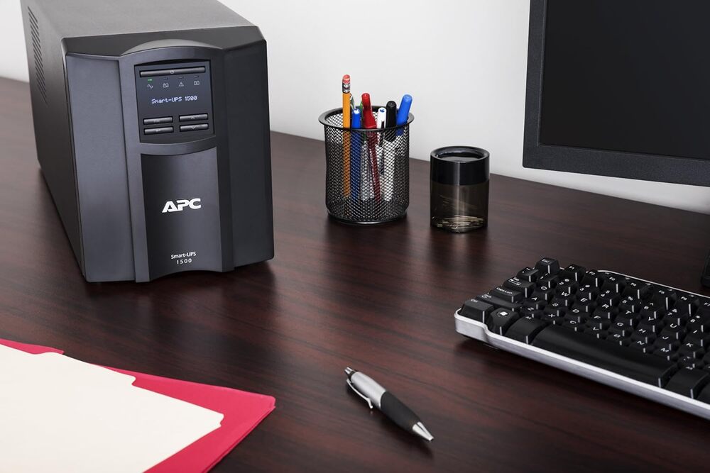 img UPS APC 1500VA 1000W 230V AVR Linea Interactiva, Salidas 8xIEC C13, Puerto SmartConnect+SmartSlot, Pantalla LCD APCSMT1500IC