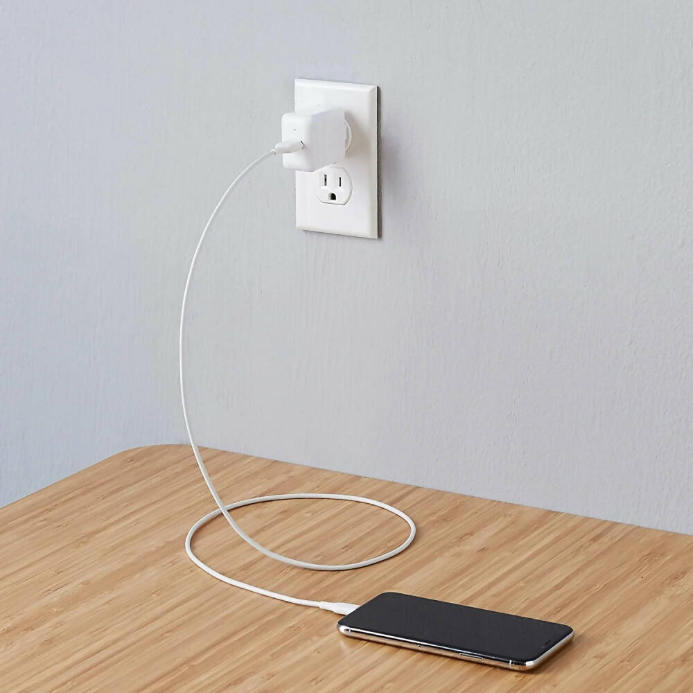 img Cargador Amazon Basic Puerto USB-A 12W 2.4Amp para telefono o tablet B0773JCTR5