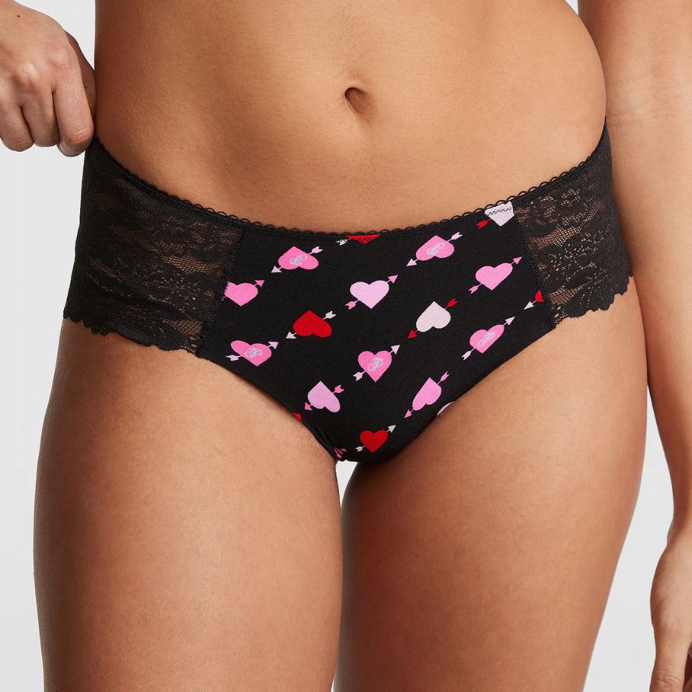 img Panti PINK Cheeky Invisible Ribete de Encaje Negro con Corazones 11241539 69BS