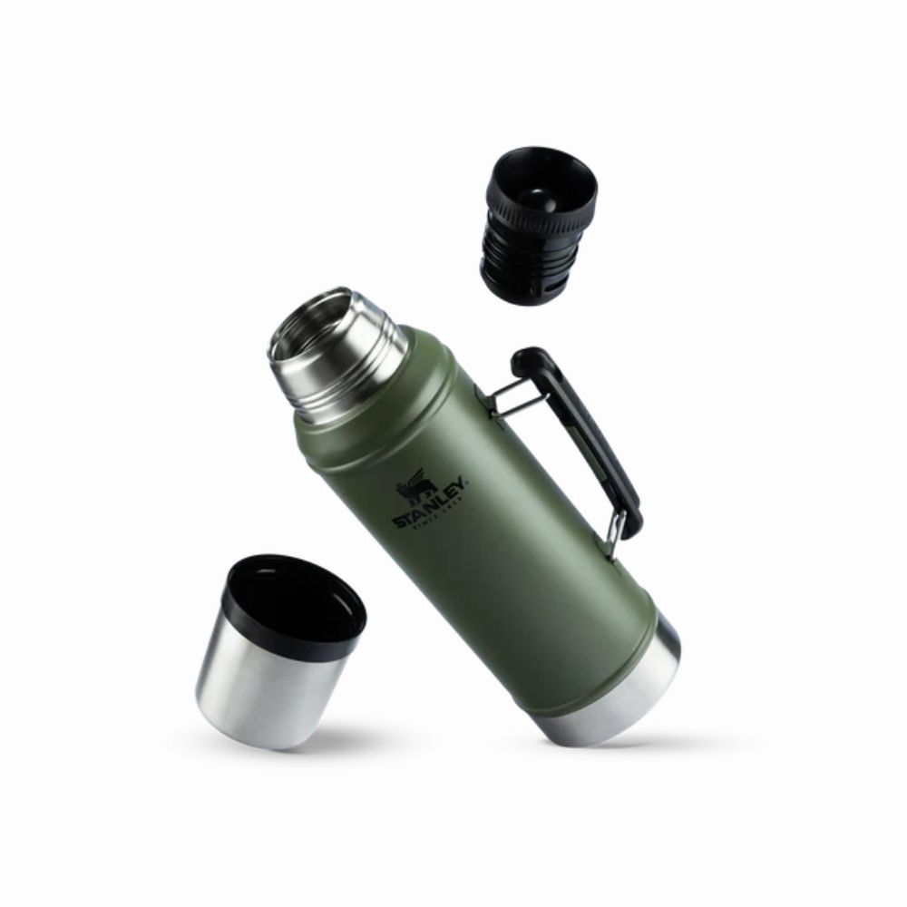 img Termo Classic 950 ml con Tapón Cebador Stanley Dried Pine